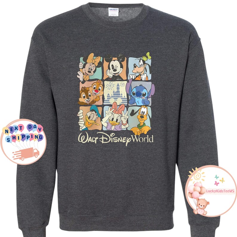 Puede incluir: Sudadera gris oscuro con una cuadr&iacute;cula de personajes de Disney, incluyendo Mickey Mouse, Minnie Mouse, Donald Duck y Stitch. Las palabras "Walt Disney World" est&aacute;n impresas debajo en una fuente blanca. La sudadera es de material suave.