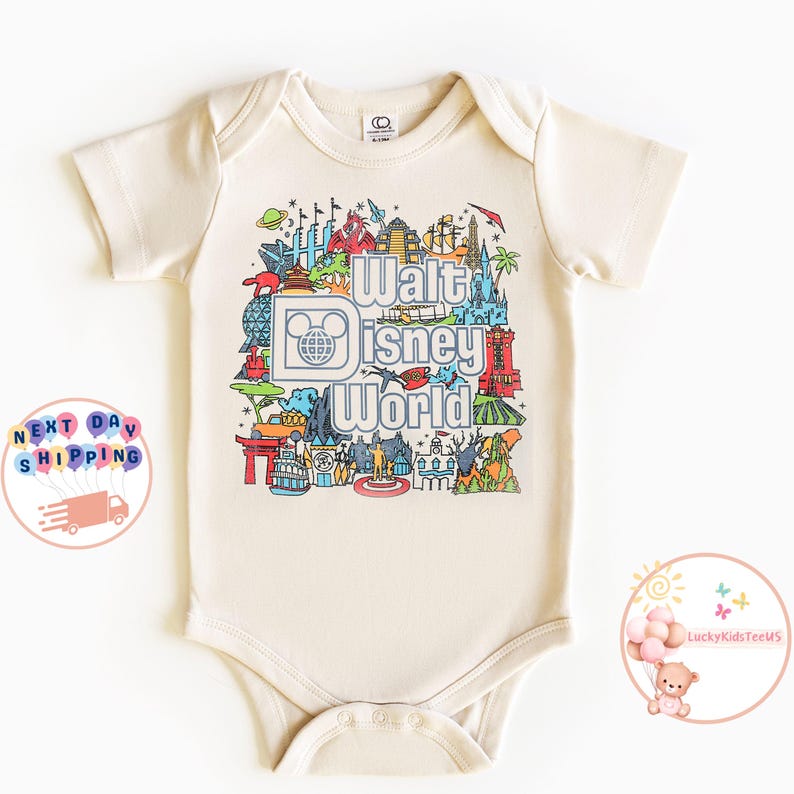 Pu&ograve; includere: Un body beige per neonato con una stampa grafica colorata del logo di Walt Disney World e varie attrazioni. Il testo "Walt Disney World" &egrave; stampato in nero.