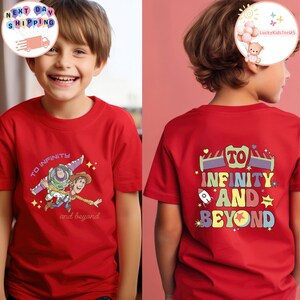 Puede incluir: Camiseta roja con Buzz Lightyear y Woody de Toy Story con el texto "To Infinity and Beyond". La parte trasera de la camiseta tiene la misma frase con un cohete y estrellas.