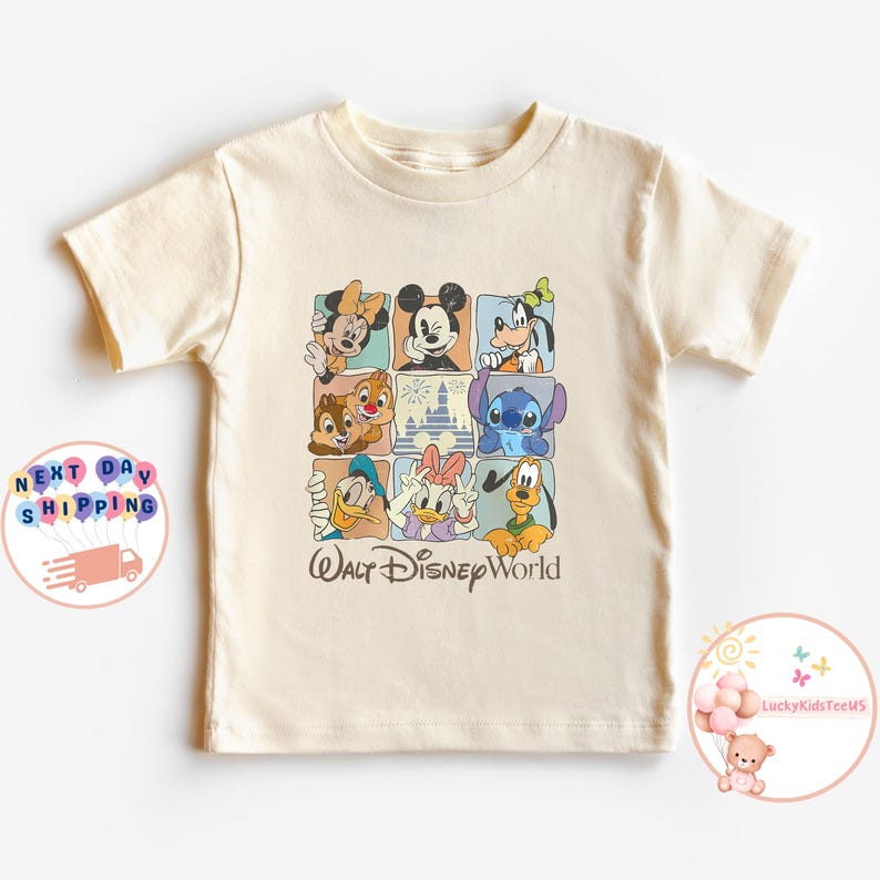 Puede incluir: Camiseta color crema con una cuadr&iacute;cula de personajes de Disney, incluyendo Mickey Mouse, Minnie Mouse, Donald Duck y Stitch. Las palabras "Walt Disney World" est&aacute;n impresas debajo.