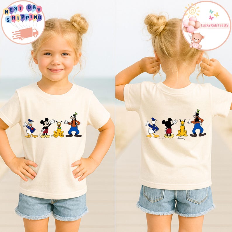 Op de afbeelding: Een cr&egrave;mekleurig T-shirt met een cartoonontwerp van Donald Duck, Mickey Mouse, Pluto en Goofy. Hetzelfde ontwerp staat op de achterkant. Het kind draagt een spijkerbroek. Het shirt heeft de teksten "Next Day Shipping" en "LuckyKidsTeesUS".