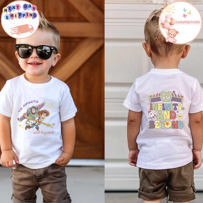 Puede incluir: Camiseta blanca con un gr&aacute;fico colorido de Buzz Lightyear y Woody con el texto "To Infinity and Beyond". La parte posterior de la camiseta tiene la misma frase con un dise&ntilde;o de cohete y estrella. La camiseta la lleva un ni&ntilde;o peque&ntilde;o.