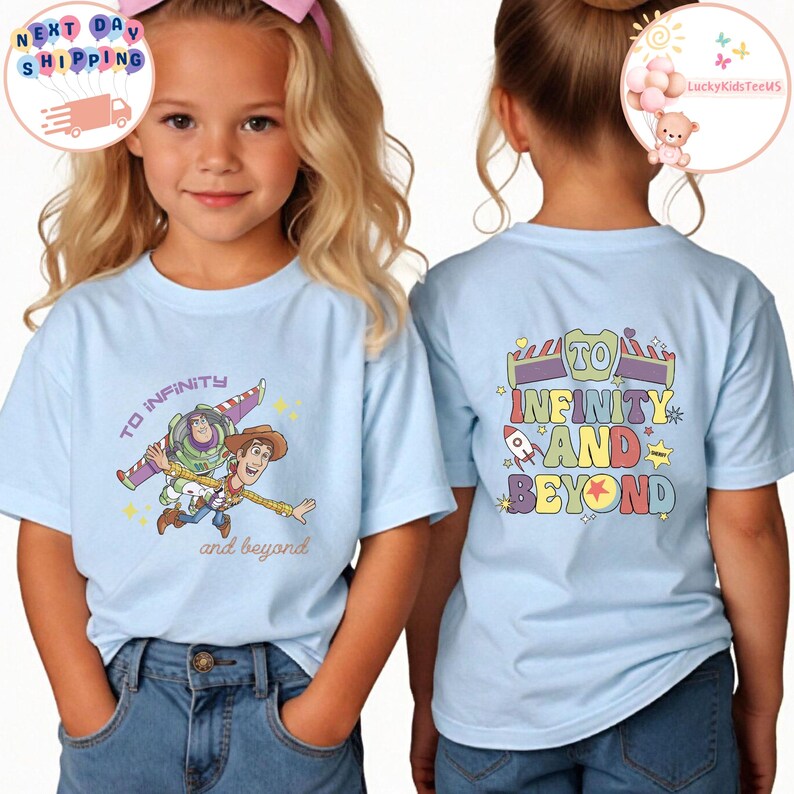 Puede incluir: Camisetas de color azul claro con un gr&aacute;fico de Buzz Lightyear y Woody de Toy Story con el texto "To Infinity and Beyond". La parte posterior de la camiseta tiene el texto "To Infinity and Beyond" en letras coloridas. Las camisetas son usadas por ni&ntilde;os.