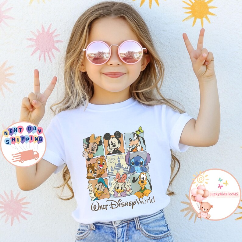 Puede incluir: Camiseta blanca con una cuadr&iacute;cula de personajes de Disney, incluyendo a Mickey Mouse y Donald Duck. El texto "Walt Disney World" est&aacute; impreso en la parte inferior. La modelo lleva gafas de sol rosas.