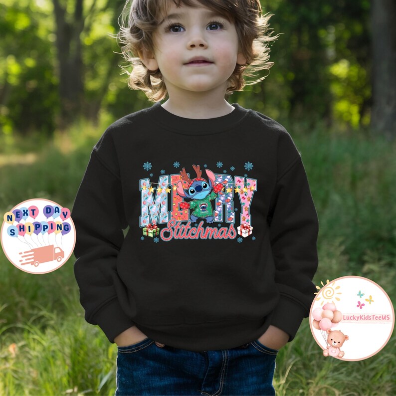 Puede incluir: Sudadera negra con un dise&ntilde;o colorido de Stitch con cuernos de reno y el texto "Merry Stitchmas". El dise&ntilde;o incluye copos de nieve y cajas de regalo. Llevada por un ni&ntilde;o.