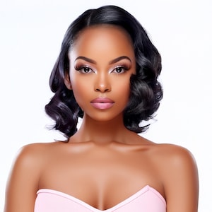 Puede incluir: Retrato de una persona con cabello oscuro ondulado y tez clara, con un top rosa sin tirantes. El fondo es blanco, resaltando los rasgos faciales, especialmente los labios carnosos y la mirada.