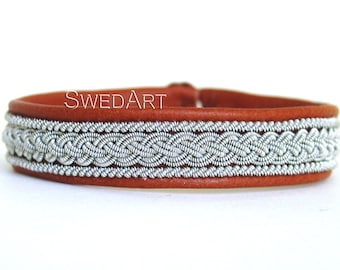 SwedArt B05 XS Classic Lapland Bracelet Reindeer Leather Antler Button 7/16" Wide Tan