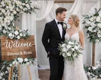 Arreglo floral para bodas con arco nupcial y guirnaldas.