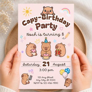 Può includere: Un invito rosa per una festa di compleanno con il testo "Capy-Birthday Party" e illustrazioni di capibara. L'invito include la data, l'ora e il luogo della festa. È incluso anche il testo "Noah compie 8 anni".