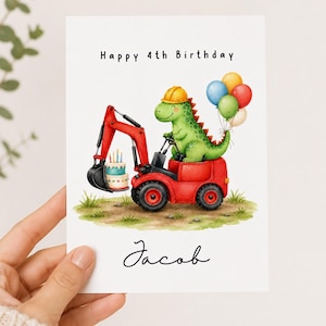 Può includere: Biglietto di compleanno con un dinosauro verde con un casco giallo alla guida di un escavatore rosso. La carta riporta la scritta "Happy 4th Birthday" e il nome "Jacob". Sono inclusi anche una torta di compleanno e dei palloncini.