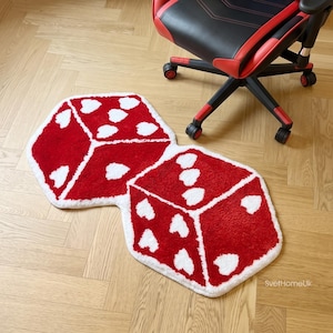 Peut inclure: Un tapis touffeté en forme de deux dés connectés, présentant un fond rouge vif avec des points en forme de cœur blancs. Le tapis a un poil épais et texturé avec des bords blancs, et le texte SvetHomeUk est imprimé en bas à droite.
