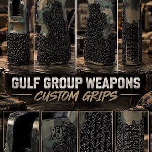 Può includere: Una presentazione multi-pannello di impugnature per armi personalizzate con motivo mimetico e texture nera. Il testo GULF GROUP WEAPONS CUSTOM GRIPS è centrato. Il logo DF CO è visibile sul lato dell'impugnatura dalla forma sagomata.