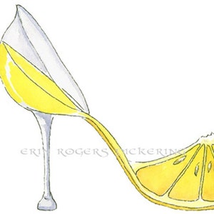 Pode incluir: Uma fatia de lim&atilde;o amarelo em forma de sapato de salto alto. O salto &eacute; transparente e a fatia de lim&atilde;o &eacute; a sola e a parte superior do sapato.