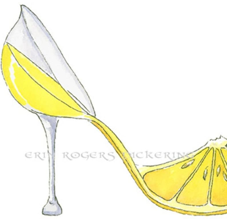 Pode incluir: Uma fatia de lim&atilde;o amarelo em forma de sapato de salto alto. O salto &eacute; transparente e a fatia de lim&atilde;o &eacute; a sola e a parte superior do sapato.