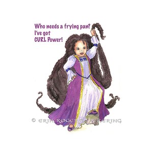 Puede incluir: Una ilustración de dibujos animados de una niña con el pelo largo y rizado de color marrón. Lleva un vestido morado y blanco y se sujeta el pelo con una mano. El texto "¿Quién necesita una sartén? ¡Tengo CURL Power!" está escrito sobre su cabeza.