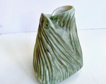 vase sculpté triangle en vert Art déco