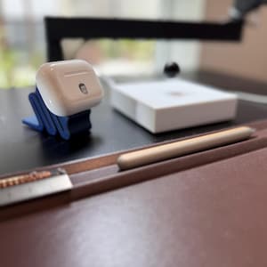AirPods Pro Stand: Minimalist Magnetic Holder, Stylish Stand, Desk Organizer & Accessory