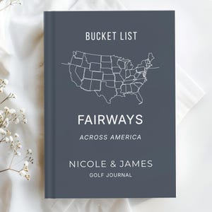 Könnte beinhalten: Ein dunkelgraues Notizbuch mit den weißen Wörtern "Bucket List" und "Fairways Across America". Eine weiße Umrisszeichnung der Karte der Vereinigten Staaten befindet sich über dem Text. Das Notizbuch trägt den Titel "Nicole & James Golf Journal".