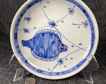 Mitsumine Flounder Fish Bowl Plate - Japanese Blue and White Ceramic, 7.5 Inches, Oriental Crockery
