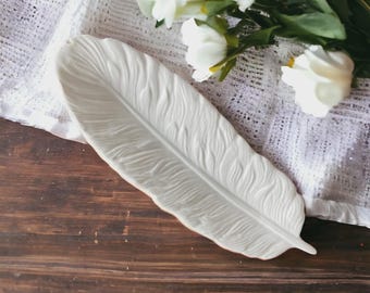 Jesmonite Feather Trinket Tray: Elegant Nightstand Jewelry Dish