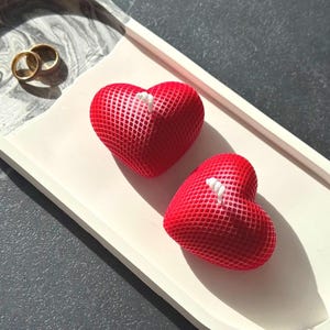 Vela artesanal em formato de coração feita de cera de soja: um presente romântico e perfumado.