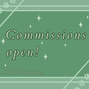 以下が含まれることがあります： 白い足跡と星がついた緑色の背景。テキストは「コミッション受付中！65ドルプラス送料！」