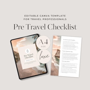 Puede incluir: Una plantilla de lista de verificación digital para profesionales de viajes, titulada "Pre Travel Checklist". La plantilla está diseñada en un estilo minimalista con un fondo de playa y un icono de maleta. La lista de verificación se divide en tres secciones: "Tan pronto como haya reservado", "Fecha de salida más cercana" y "Unos días antes".