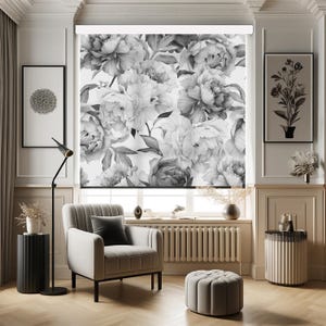 Puede incluir: Estor de ventana blanco y negro con un patrón floral de peonías. El estor está bajado y el patrón floral es visible.