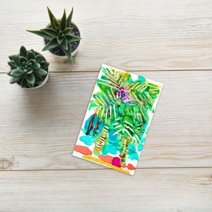 Cartão postal padrão com palmeiras tropicais e céu ensolarado. Cartão de lembrança com tema de praia. Design litorâneo.