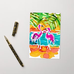 Cartão postal personalizado com flamingos cor-de-rosa tropicais. Convite de casamento. Cartão de anotação, memorando, convite. Cartão de férias. Pássaros exóticos.