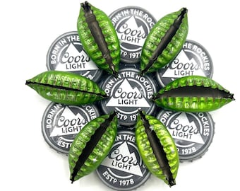 Aimant pour réfrigérateur Coors Light à suspendre, décoration murale, breloque en forme de bière fabriquée à partir de capsules de bouteilles recyclées vintage, ornement Coors Light