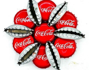 Imán para refrigerador de Coca Cola, adorno colgante de pared, hecho con tapas de botellas recicladas vintage.