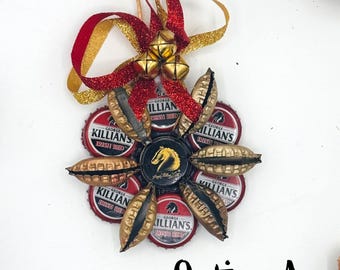 Adorno navideño hecho con tapones de botellas de cerveza recicladas, utilizando tapones de botellas de cerveza Irish Red de George Killian.