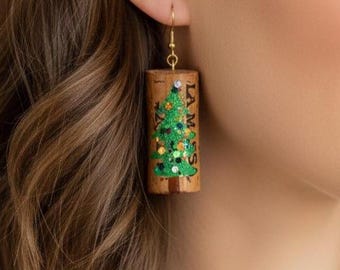 Kerstboomoorbellen gemaakt van wijnkurken Drop hangoorbellen Last minute cadeau voor haar