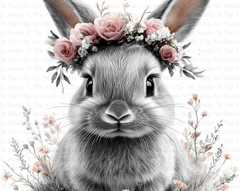 Puede incluir: Un conejito gris con una corona de flores rosas se sienta en un campo de flores blancas. El conejito tiene ojos grandes y oscuros y una expresión dulce.