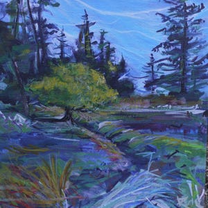 Peut inclure: Une peinture représentant une scène de forêt avec un ciel bleu et un petit arbre jaune au premier plan. Les arbres sont peints dans des tons de vert et de bleu, et le ciel est d'un bleu clair avec des nuages blancs.