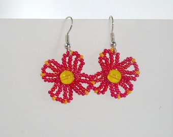 Rote Blume Ohrringe mit orange Akzente und gelbe Zentren