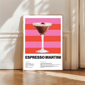 Popularne teraz | Plakat Espresso Martini – Eleganckie różowe paski Wydrukowana sztuka koktajlowa | Stylowa dekoracja ścienna do domowych barów i jadalni