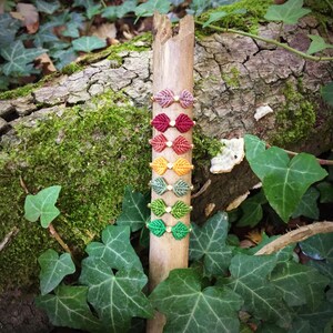 Handgemachter Makramee-Blatt-Ring - zierliche Messingperle, verstellbarer Boho-Schmuck