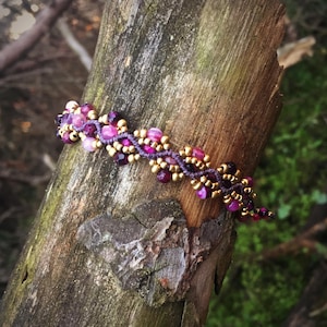 Pulsera de macramé con ágata facetada rosa y cuentas de latón – Joyería boho hecha a mano