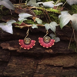Pendientes Macramé con Flor – Joyería Boho Hecha a Mano con Espiral de Latón