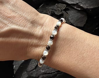 Damenarmband aus weißen und schwarzen Perlmuttperlen