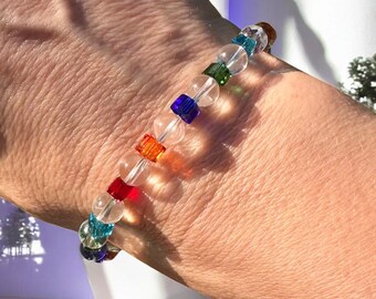 Armband av bergkristallpärlor och färgade glaspärlor