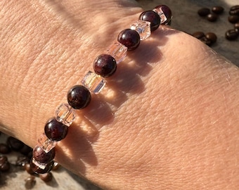 Armband av granatpärlor och ljusrosa glaspärlor