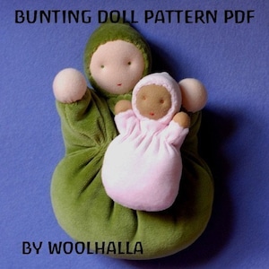 Pu&ograve; includere: Un modello PDF di bambola a ghirlanda verde e rosa fatto a mano. La bambola ha un corpo e una testa verdi, con una bambola rosa pi&ugrave; piccola all'interno. Il testo "BUNTING DOLL PATTERN PDF" e "BY WOOLHALLA" sono visualizzati.
