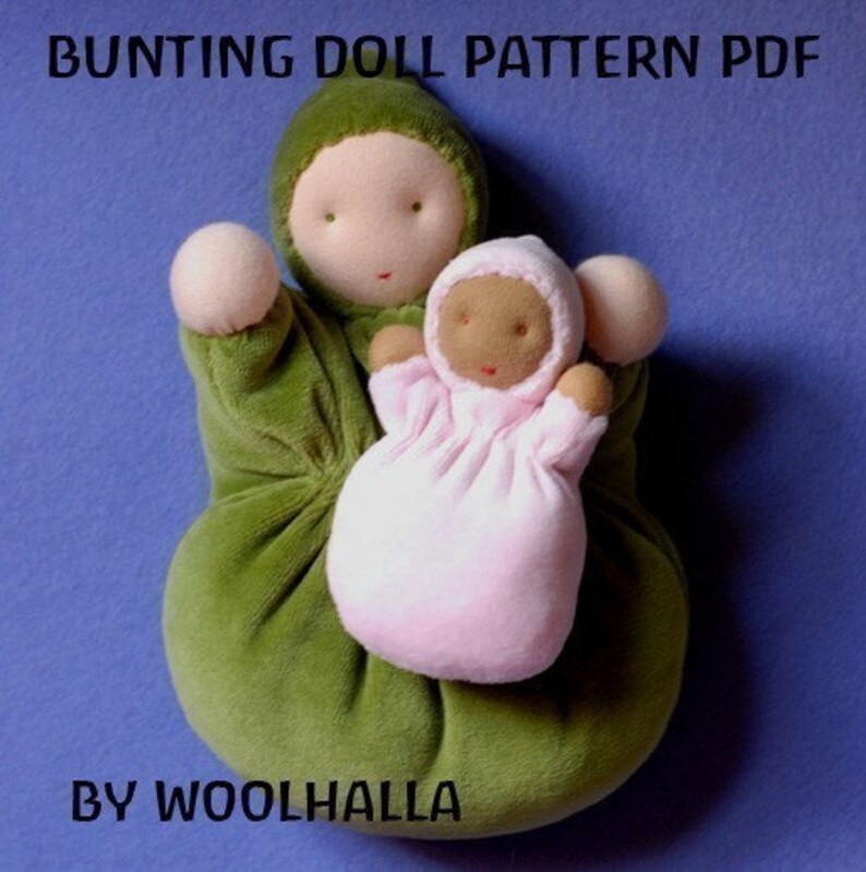 Pu&ograve; includere: Un modello PDF di bambola a ghirlanda verde e rosa fatto a mano. La bambola ha un corpo e una testa verdi, con una bambola rosa pi&ugrave; piccola all'interno. Il testo "BUNTING DOLL PATTERN PDF" e "BY WOOLHALLA" sono visualizzati.