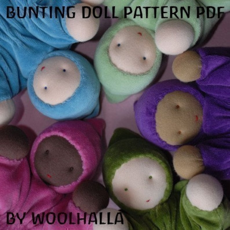 Pu&ograve; includere: Una collezione di bambole a bandiera fatte a mano in vari colori, tra cui blu, verde, viola e rosa. Ogni bambola ha un viso rotondo e chiaro con occhi ricamati e una piccola bocca rossa. Il testo "BUNTING DOLL PATTERN PDF" e "BY WOOLHALLA" &egrave; visibile.