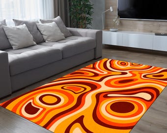 Op de afbeelding: Abstract vloerkleed met een draaiende print in oranje, rood en wit. Het vloerkleed heeft een modern, geometrisch ontwerp.