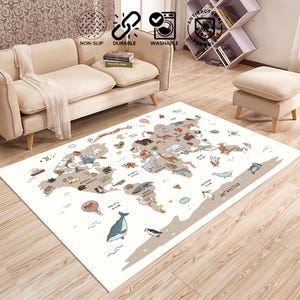 Könnte beinhalten: Ein rechteckiger, cremefarbener Teppich mit Weltkartenmuster. Die Karte zeigt Kontinente in Beige und Illustrationen von Tieren und Wahrzeichen. Der Teppich ist als rutschfest, strapazierfähig und waschbar gekennzeichnet.