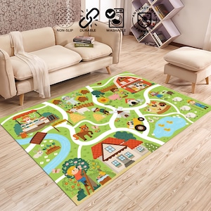 Op de afbeelding: Een rechthoekig groen speelkleed met een boerderijscène-ontwerp. Het kleed heeft illustraties van een schuur, dieren, een rivier en een boerderij. Het kleed is voorzien van de labels antislip, duurzaam en wasbaar.